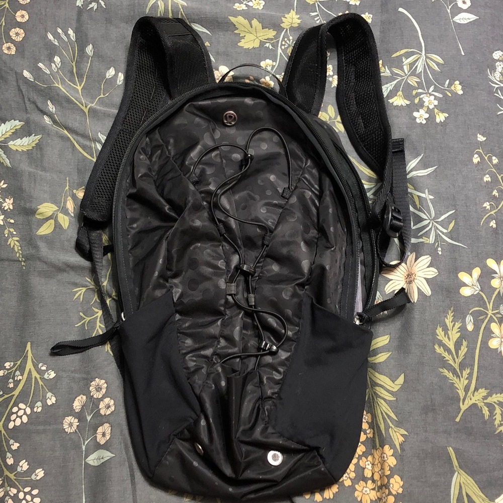 Lululemon Small Run From Work Water Backpack Adjustable Straps in Black Dots